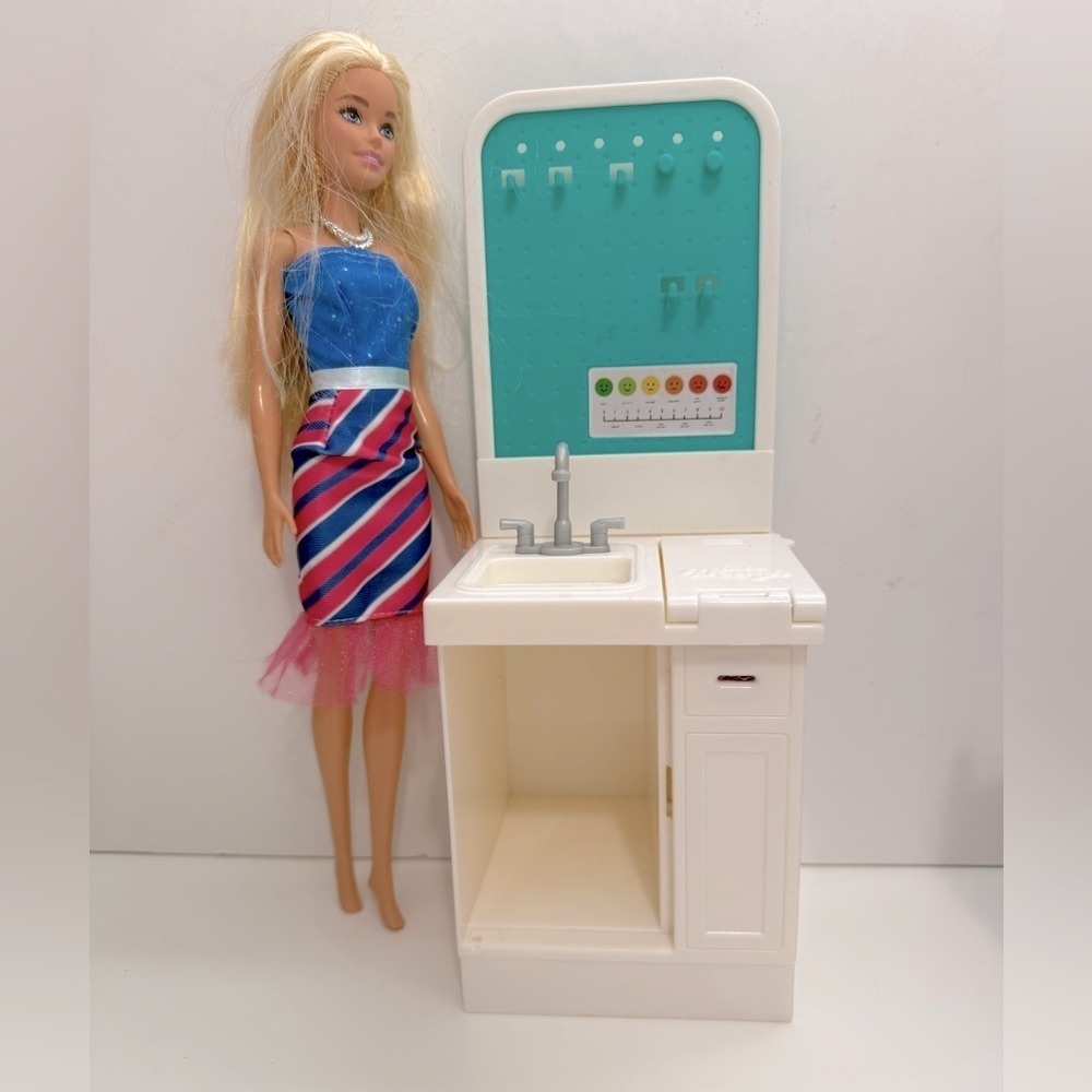 Assorted Barbie Bundle - Picture 6 of 13